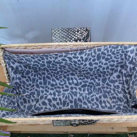 🔻GUESS🔻STRAW CLUTCH - Picture 5 of 9